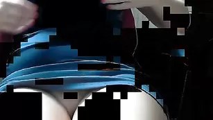 Шальная блонда Siskihhhhhhh мастурбирует на стуле киску