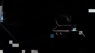 Шальная блонда Siskihhhhhhh мастурбирует на стуле киску