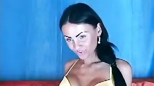 annilove неустанно трахает свою попку