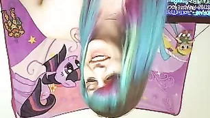 Крашенная шмарина BabyZelda шалит с секс игрушками