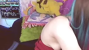 Крашенная шмарина BabyZelda шалит с секс игрушками