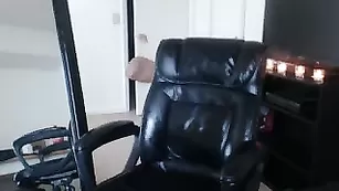 Строптивая дама KairiCutie мастурбирует секс игрушками