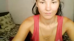 Черноволосая стерва Sweetysilvia мастурбирует бритую пизду