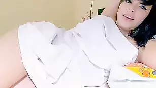 Черноволосая малышка Maryblack1 лежит в постели и общается в чате