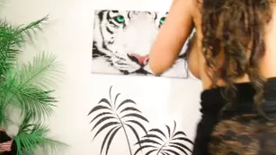 Грудастая кобылка Kasianga трогает себя за сисяндры