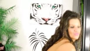 Грудастая кобылка Kasianga трогает себя за сисяндры