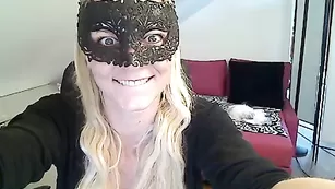 Сексуальная кокетка Sexxy_sophie мастурбирует бритую пизду