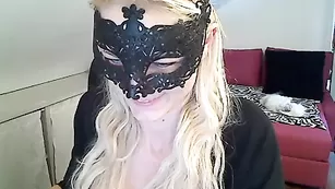 Сексуальная кокетка Sexxy_sophie мастурбирует бритую пизду