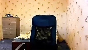 kaprisya умостилась на офисном кресле