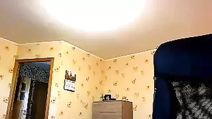 kaprisya умостилась на офисном кресле