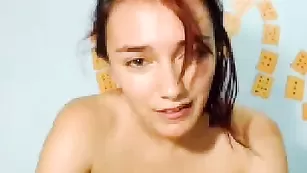 Похотливая стерва Deliciosa4u трахает пизду секс игрушкой