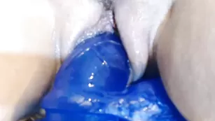 Lydia_laurel улыбчивая шлюшка оседлала большой синий дилдо