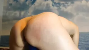 Lydia_laurel улыбчивая шлюшка оседлала большой синий дилдо