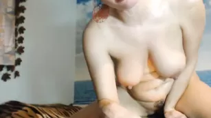 Lydia_laurel улыбчивая шлюшка оседлала большой синий дилдо