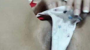 Сексапильная бабенка Helenfox мастурбирует киску