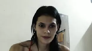 Сексапильная бабенка Helenfox мастурбирует киску