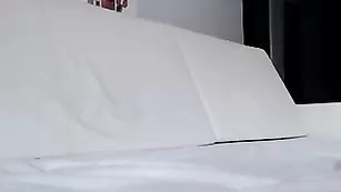 Изумительная сучка Linda_0nline долбит себя страпоном