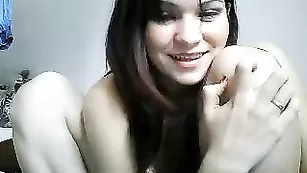 Темноволосая девка Amy_xxxx ласкает бритую киску