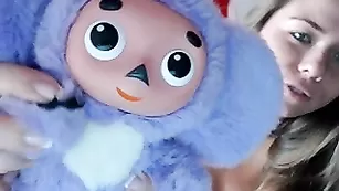 Смазливая курва Linda_0nline ласкает бритую пизду