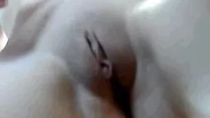 Голубоглазая сучка Playfulprude мусолит писю в привате