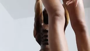 Татуированная бикса Xxx_diamant куражится голенькой