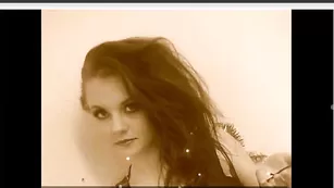 Шлюшка lovelifesss показывает вагину крупным планом