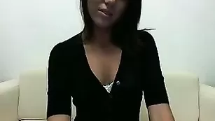 Красотка рунетка ESSCADA имеет себя средним пальчиком в анал, за тем игрушкой