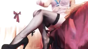 Длинноногая dujpopo4ka сексуально ласкает грудь