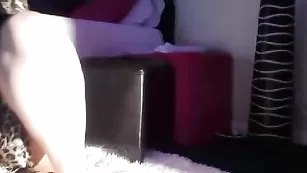 Прелестная шалава Hollycute раздевается и дрочит