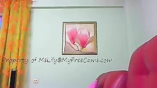Замечательная цыпочка MsLily эффектно позирует в нижнем белье