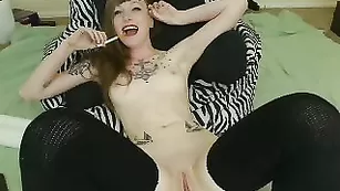 Шатенка в татушках JoleneBrody долбит себя во все щелки