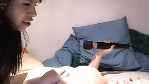 Милые подруги MySoFtyGuNS теребят друг дружке киски