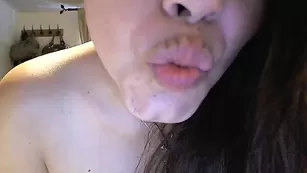 Молодая сучка MySoftyGuns показывает сисечки