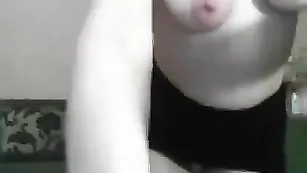 Малышка catsuit теребит обе дырочки