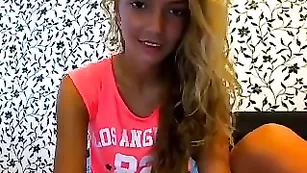 Фееричная малышка SexyModel__4U показывает сочную задницу