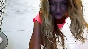 Фееричная малышка SexyModel__4U показывает сочную задницу