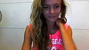 Фееричная малышка SexyModel__4U показывает сочную задницу