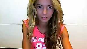 Фееричная малышка SexyModel__4U показывает сочную задницу