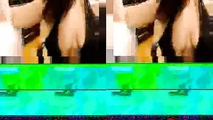 Грудастая сучка Amymoore трахает себя страпоном