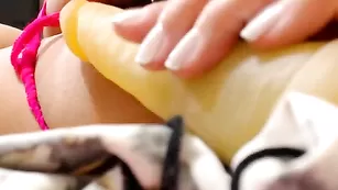 Грудастая сучка Amymoore трахает себя страпоном