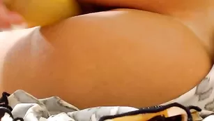 Грудастая сучка Amymoore трахает себя страпоном