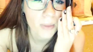 Очкастая красотка Sweet_Bunny вдула себе в попку страпон