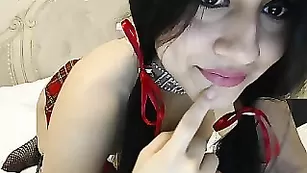 Восхитительная BellaTorrez показывает бритую пилотку