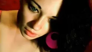 BabyAnnA показывает жопу стоя рачком