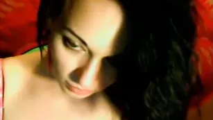 BabyAnnA показывает жопу стоя рачком