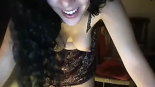 Симпатичная девка GaiaLove долбит обе дырки самотыком