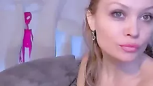 000MaryXXX не скучает, вход идет все, что под руку попадется