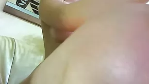 Смазливая шлендра Kinky_loveer  шалит со страпоном