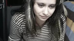 Симпатичная шлюшка Candysweety трахает пилотку дилдо