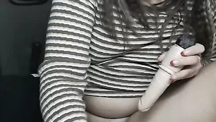 Симпатичная шлюшка Candysweety трахает пилотку дилдо